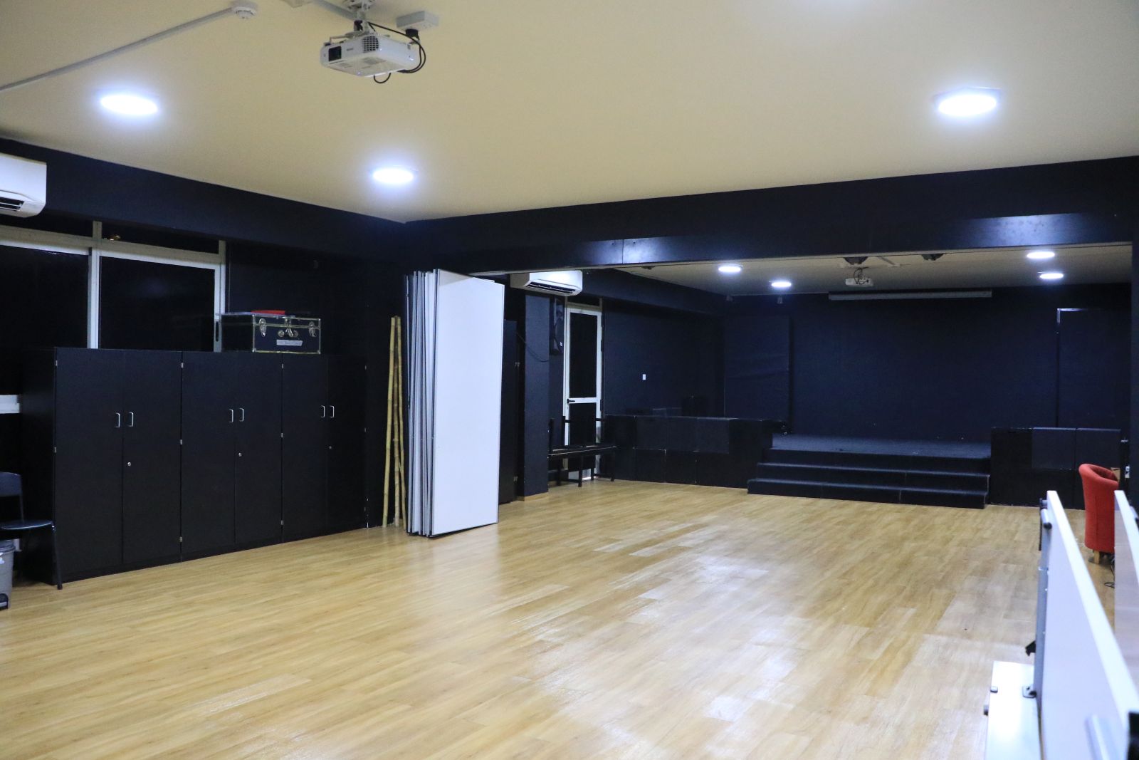 assets/img/facility/drama_rooms.JPG
